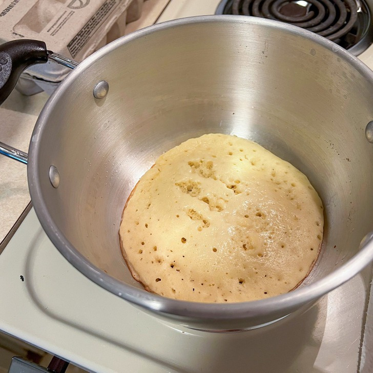1. "Fiquei sem frigideira, então estou cozinhando panquecas em uma panela