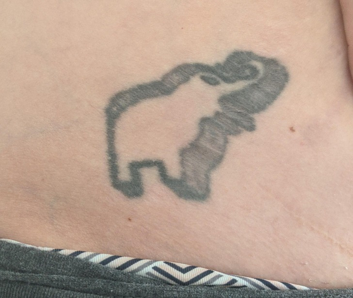 2. "A borda da minha tatuagem se transformou em uma estria durante minha primeira gravidez, agora ela parece 3D"