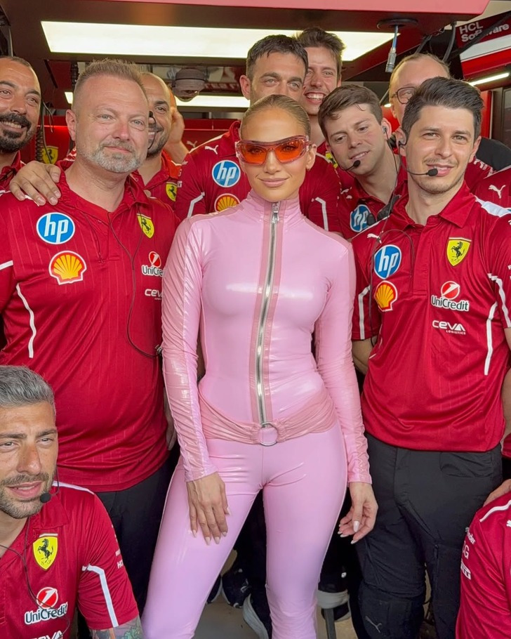 A publicação de J.Lo, com a legenda “Trazendo um pouco de brilho para a F1 💖”, já ultrapassou 800 mil curtidas e recebeu uma enxurrada de comentários. Fãs elogiaram a estrela, chamando-a de “Barbie latina” e dizendo que ela parecia uma “rainha Power Ranger” com aquele look tão vibrante.  No entanto, alguns internautas não deixaram passar batido a situação inusitada em uma das fotos, e os comentários não demoraram a aparecer.