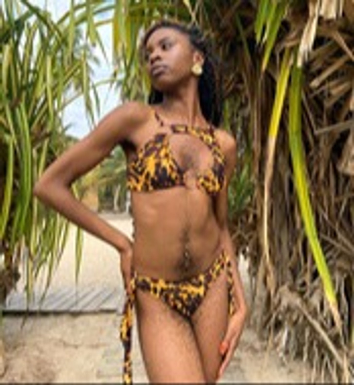 Ela decidiu não raspar os pelos e exibir sua beleza natural na praia