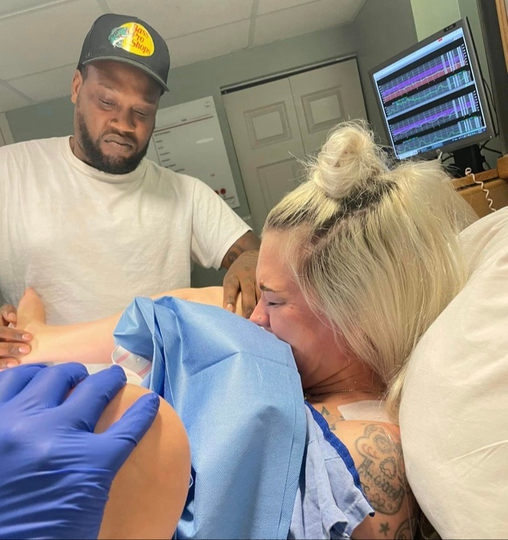 Desta vez, expressões hilárias foram capturadas no rosto de um pai do Arkansas graças a um enfermeiro caprichoso que começou a tirar fotos logo antes de a mãe começar a fazer força, em um parto que durou seis longas horas.