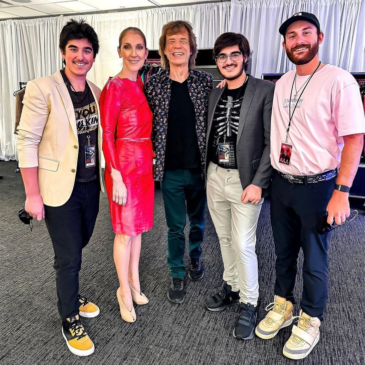 A cantora de 56 anos postou uma nova foto no Instagram mostrando seus gêmeos de 13 anos, Nelson e Eddy, em sua recente ida ao show dos Rolling Stones, em Las Vegas, Nevada, no sábado.
